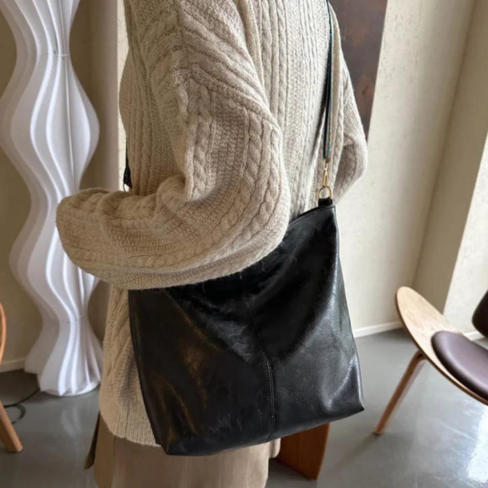 Elegantní vintage kožená taška přes rameno | Tamar's Vintage Charm